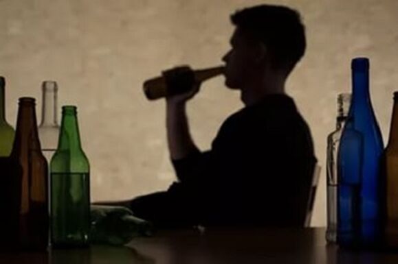 Un home consume alcol